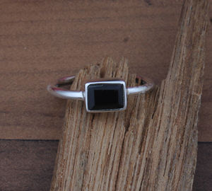 Anillo de Plata de Ley 925 con Engaste de Bisel, Ónix Negro de Corte Brillante, Anillo Hecho a Mano, Estilo Boho Clásico, Anillo Solitario Delicado, Certificado - Product Image 2