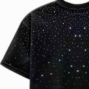 Camiseta de lujo con pedrería y brillo llamativo, algodón premium, corte moderno, ideal para atuendos a la moda y moda diaria. - Product Image 5