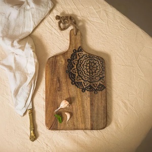 เขียงไม้วอลนัทพรีเมียม แกะสลักลายแมนดาลาด้วยเลเซอร์ ผิวเรียบ ทนทาน ปลอดภัยสำหรับอาหาร ใช้เสิร์ฟในครัว - Product Image 2