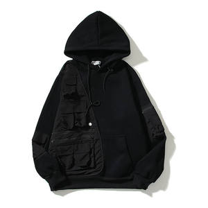 Sudadera táctica negra personalizada para hombre con bolsillos cargo multifuncionales y capucha con cordón ajustable - Product Image 2