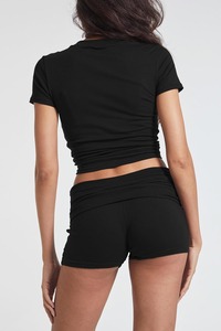 Ensemble de yoga noir 2 pièces : Crop top à col rond et manches courtes avec short taille haute froncé en coton élasthanne respirant, couleur unie - Product Image 2