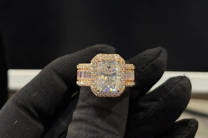 Anillo de Compromiso de Moissanita con Corte Radiante, Chapado en Oro Rosa, Engaste Pavé, Anillo de Lujo para Mujer - Product Image 1