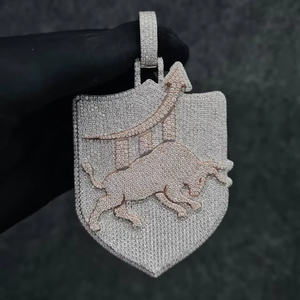 Pendentif de luxe en argent 925 avec moissanite, motif bouclier et cheval, micro-incrustation, breloque thématique pour un style au quotidien, pour homme - Product Image 3