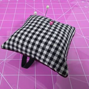 Coussinets à épingles carrés AA0204 avec bande élastique | Coussin à épingles carré à carreaux avec bande élastique et bordure rouge, accessoire de couture - Product Image 1