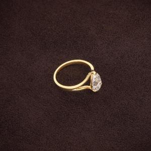 Anillo de compromiso de diamante blanco talla pera en oro amarillo macizo con elegante banda de tallo dividido de alto brillo, anillo clásico de tres puntas - Product Image 3