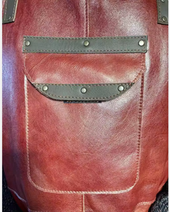 Tablier en cuir de vachette rouge de qualité supérieure, durable, pour barbecue, cuisine, chef, barista, avec poches, ajustement réglable - Product Image 4