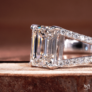 แหวนเพชรทรงเหลี่ยมมรกต 2 กะรัต สวยงาม ประดับเพชรแบบฝังเต็มตัวเรือน ทองคำขาว 10K ได้รับการรับรองจาก IGI แหวนสำหรับเจ้าสาว - Product Image 3