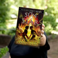 El Sol y la Estrella de Rick Riordan, Libro de Bolsillo en Inglés de Alta Calidad, Fantasía para Adultos, 480 Páginas