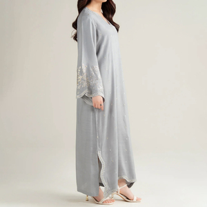 Elegante Vestido Maxi de Gasa Gris Bordado con Patrón Sólido, Manga Mariposa, Corte A, Hecho a Mano, Ecológico y Natural para Todos - Product Image 2