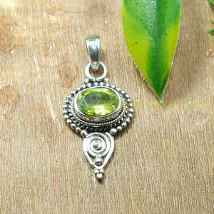 Colgante de Plata de Ley 925 Hecho a Mano con Piedra Preciosa de Peridoto Verde, Corte Ovalado Facetado Natural, Estilo Boho Étnico Vintage de Diseñador - Product Image 2