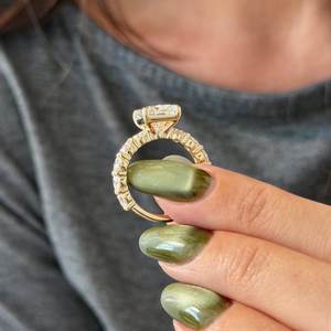 Bague de fiançailles avec halo caché en diamant de laboratoire radiant de 5 carats E VVS2, bande de diamants ronds en or jaune de luxe de 4,2 mm, certifiée IGI - Product Image 4