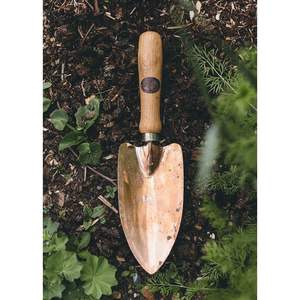 Pelle à main de jardin élégante en finition cuivrée avec manche en bois pour l'entretien des plantes décoratives - Product Image 6