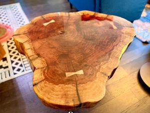 Mesa de centro de resina de cedro Sunset – Mesa artesanal de corte de árbol con borde natural y mesa auxiliar de madera rústica con borde natural estilo mariposa - Product Image 2