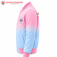 Jaket Varsity Satin Kontras Pink Biru Muda Wanita Gamma Phi Delta dengan Kancing Tekan di Depan, Kerah dan Manset Rajut, Pakaian Kampus