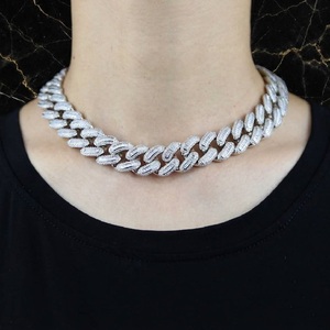 Collier Hip Hop Iced Out, chaîne cubaine de 18 mm de large, bijoux pour hommes, disponible à la vente - Product Image 3