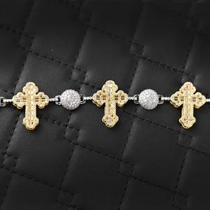 Pulsera Dvars Diamond de Dos Tonos con Cruz Chapada en Oro, Moissanita de Corte Brillante VVS Color D, Plata de Ley 925 Sólida con Engaste de Garra - Product Image 3