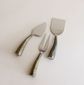 Cuchillo plano para queso (tipo cincel): La hoja ancha y cuadrada está diseñada para cortar o partir trozos de quesos semiduros a duros. - Product Image 2