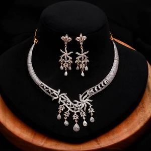 Juego de Joyas de Diamantes Blancos CZ, Latón Chapado en Oro, Joyería de Boda India Vintage para Mujeres y Unisex - Product Image 2