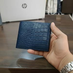 Cartera Bifold de Cuero Texturizado Azul Premium para Hombre, Cartera Delgada de Lujo Hecha a Mano con Patrón Brillante, Elegante Tarjetero de Diseño - Product Image 2