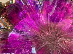 Cuenco decorativo hecho a mano con diseño de geoda de resina epoxi morada mediana - Product Image 3