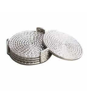Juego de posavasos metálicos con acabado elegante para colocar bebidas y proteger la mesa - Product Image 2