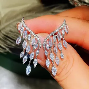 Élégantes boucles d'oreilles pendantes en diamant marquise en or blanc, boucles d'oreilles pendantes de luxe style feuille pour femme, bijoux étincelants pour mariée et soirée - Product Image 2