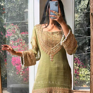 Traje de seda moderno para mujer Ramdev Trading con bordado de lentejuelas y ribete de encaje, ideal para fiestas, bodas y Diwali. - Product Image 1