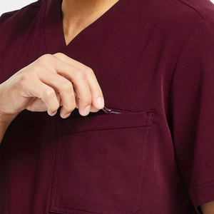 Tela transpirable de alta calidad, perfecta para largas jornadas de trabajo en hospitales y clínicas. Uniforme quirúrgico unisex con logotipo personalizado y talla a medida. - Product Image 5