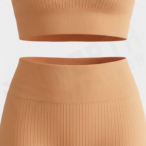 Ensemble de yoga deux pièces respirant et écologique pour femme, grande taille, avec short et haut, idéal pour la course, la gym et le fitness, avec logo avant - Product Image 5