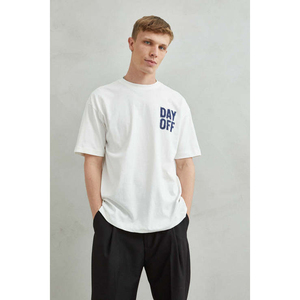 Las camisetas con eslóganes como "Day Off" son de moda para ropa informal y para marcas de streetwear de lujo discreto. Utilice palabras clave como "Estilo de vida" - Product Image 1