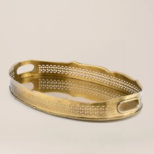 Plateau de service créatif en laiton aux tons chauds qui rend les repas simples aussi spéciaux qu'incroyables, un plateau de service design exceptionnel d'un fabricant indien. - Product Image 5