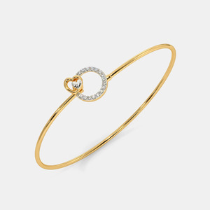 Brazalete Abierto con Diseño de Corazón y Círculo de Diamantes Dorados - Product Image 1