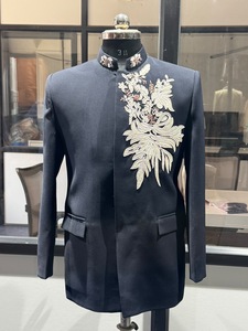 Veste de costume de mariage royale pour homme, bleu marine, brodée de motifs floraux, avec des broderies détaillées en fil ivoire, style Prince Bandhgala - Product Image 3