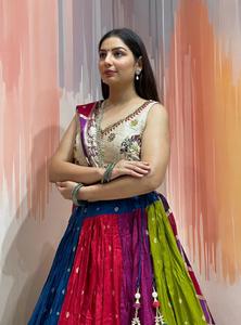 Conjunto de ropa étnica nupcial para mujer, Chaniya Choli de seda Banarasi y viscosa de lujo con dupatta con trabajo de espejo Butti. - Product Image 4