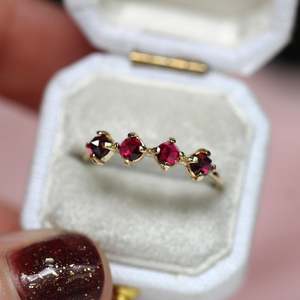 Bague en or massif 18 carats avec quatre pierres de grenat rouge taille ronde pour femme, cadeau de fiançailles ou de promesse pour partenaire - Product Image 3