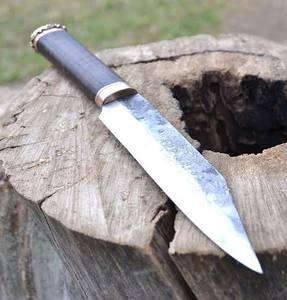 Cuchillo de Caza Vikingo Hecho a Mano con Punta de Lanza, Hoja de Acero de Alto Carbono, Mango de Cuero, Funda Recta de Cuero, ODM OEM, para Campismo al Aire Libre - Product Image 4