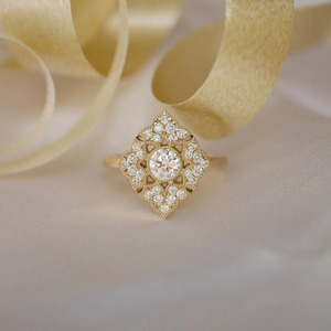 Bague pour femme en or jaune avec diamant taille Asscher cultivé en laboratoire et diamants incrustés, style de luxe - Product Image 3
