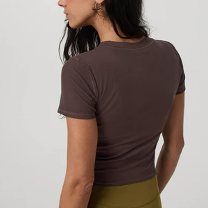 Service OEM : Conception de T-shirts pour femmes, couleur unie élégante, prix abordable, pour acheteurs en gros, style minimaliste et décontracté. - Product Image 6