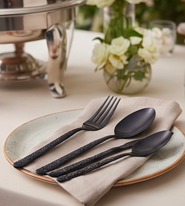 Ensemble de couverts minimalistes noir mat avec poignées texturées, compatibles lave-vaisselle, en métal, pour mariage et usage quotidien - Product Image 4