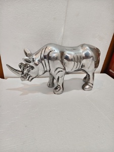 Figurine de rhinocéros en argent poli, sculpture d'animal détaillée, décoration de table de luxe, art animalier, cadeau pour la maison - Product Image 4