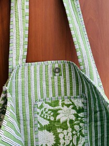Bolso Tote Grande Reversible de Algodón Acolchado con Estampado Boho a Cuadros Verdes, Hecho a Mano, Ecológico, Sostenible y Resistente para Compras - Product Image 2