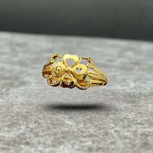 Anillo de lujo con diseño de mariposa y corazón en dos tonos dorados, banda texturizada de filigrana de alto brillo, joyería de diseño único para mujer. - Product Image 3