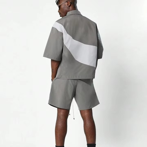 Ensemble survêtement personnalisé avec logo, veste légère en polyester à blocs de couleur brodés et short, ensemble coupe-vent en nylon élastique - Product Image 5