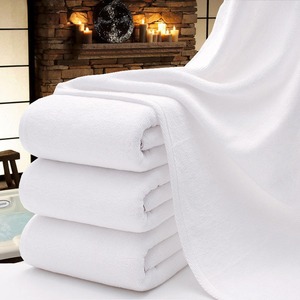 Serviette de bain blanche en coton pur 100% de qualité supérieure, 550 GSM, haute absorption, douce et moelleuse, pour hôtels, centres de villégiature et spas, en vente - Product Image 6