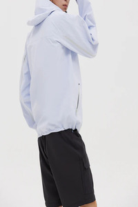เสื้อแจ็คเก็ตกันลมมีฮู้ดสีฟ้าอ่อนสำหรับผู้ชาย ทรงปกติ ซิปแบบสปอร์ต เหมาะสำหรับใส่ในฤดูหนาว ผลิตจากผ้าโพลีเอสเตอร์ทอ 100% - Product Image 4