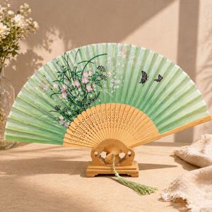 Éventail pliant moderne en bambou peint à la main avec motif floral et papillons, accessoire décoratif artistique pour mariage - Product Image 4
