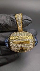 Pendentif Breloque Ballon de Rugby Personnalisable en Moissanite Plaqué Rhodium, Argent Sterling 925 Glacé, Bijou de Mode Style Sportif pour Hommes - Product Image 4