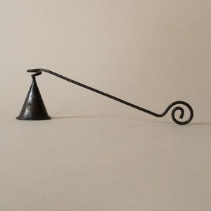 Outil professionnel d'extinction de bougies en métal pour les spas et les studios d'aromathérapie, éteint la flamme propre et sans fumée - Product Image 1