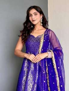 Una tradición digna de celebrar. Desde los tonos profundos del azul medianoche hasta el encanto del rosa fucsia, elige tu paleta para la temporada de bodas. - Product Image 2