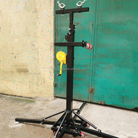 Tour élévatrice professionnelle pour scène avec système à manivelle et stabilisateurs pour un montage sécurisé des équipements DJ et des structures d'éclairage